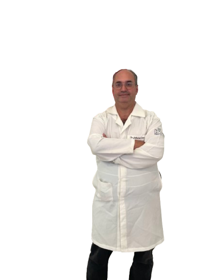 Guilherme Camara analisando documentos